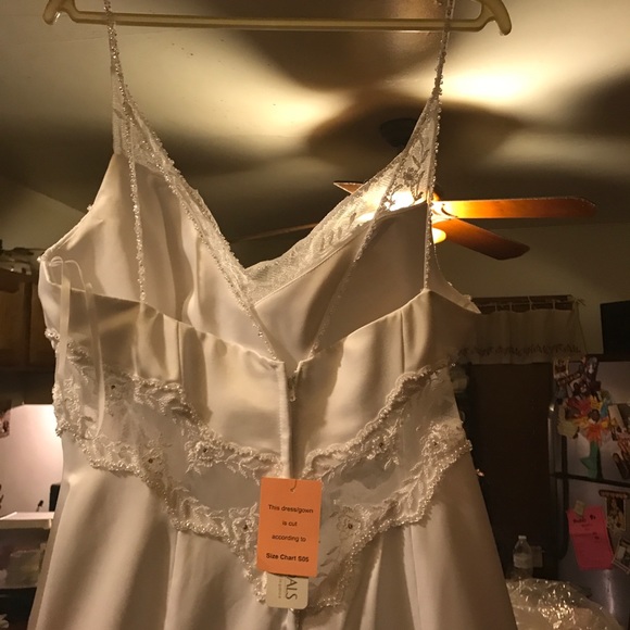 Wedding dress - Picture 6 of 8